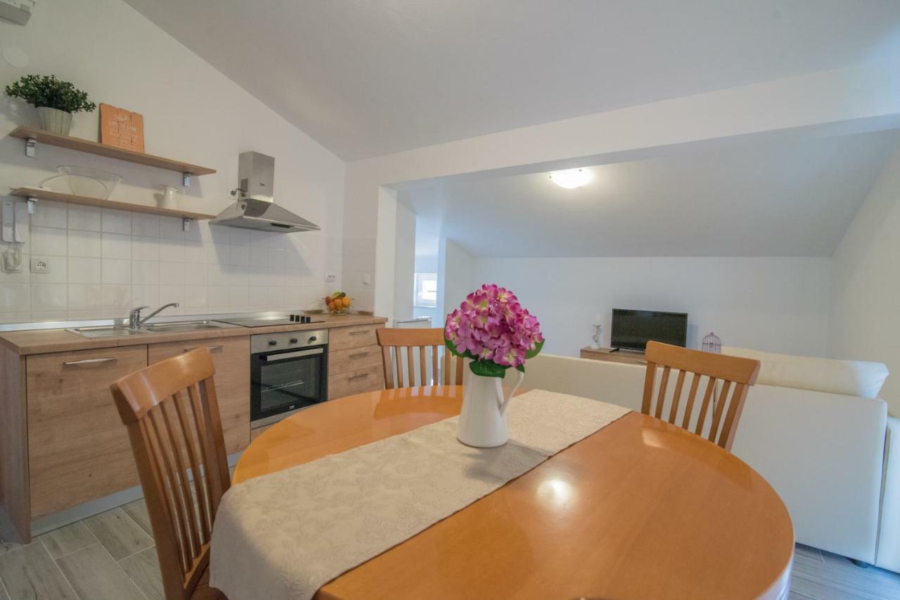 Middle Istra Apartment พาซิน ภายนอก รูปภาพ