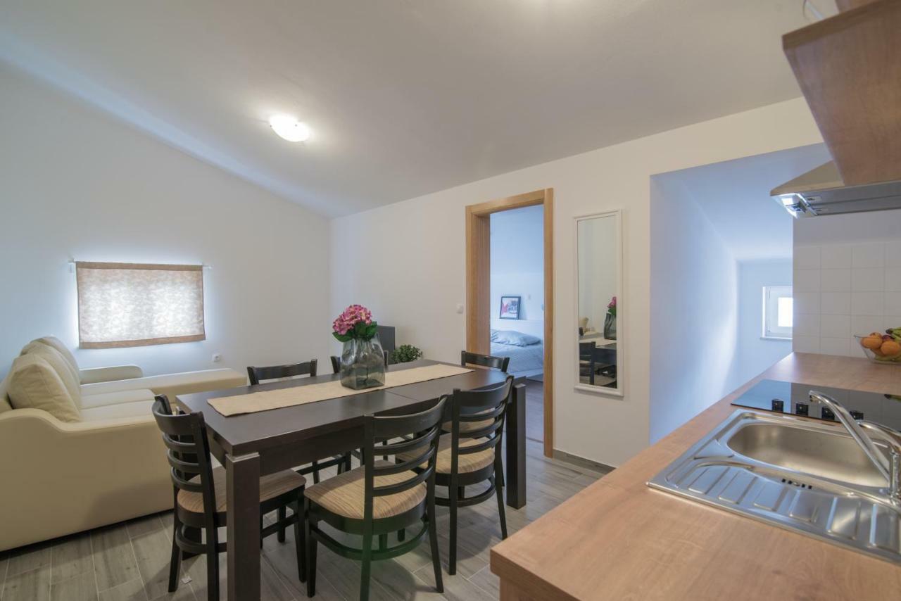 Middle Istra Apartment พาซิน ภายนอก รูปภาพ