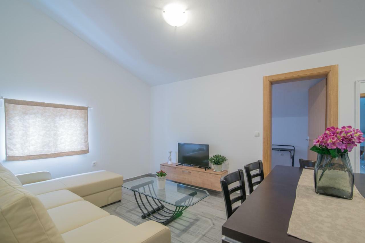 Middle Istra Apartment พาซิน ภายนอก รูปภาพ