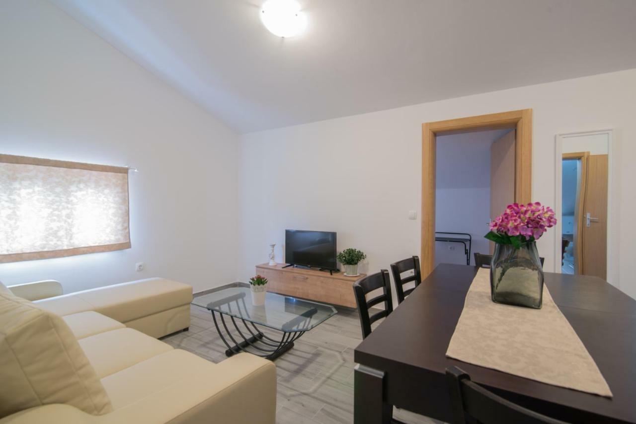 Middle Istra Apartment พาซิน ภายนอก รูปภาพ