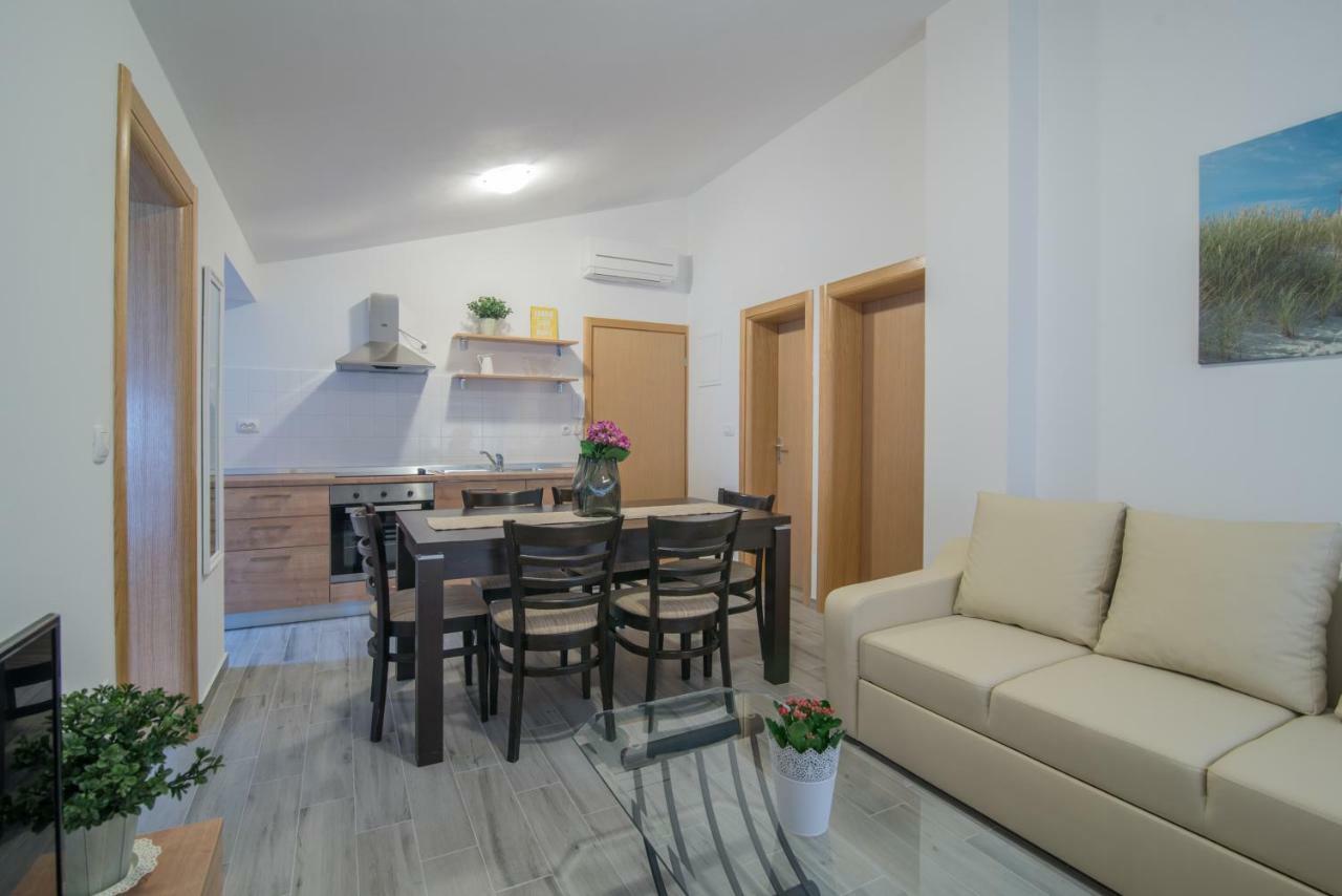 Middle Istra Apartment พาซิน ภายนอก รูปภาพ