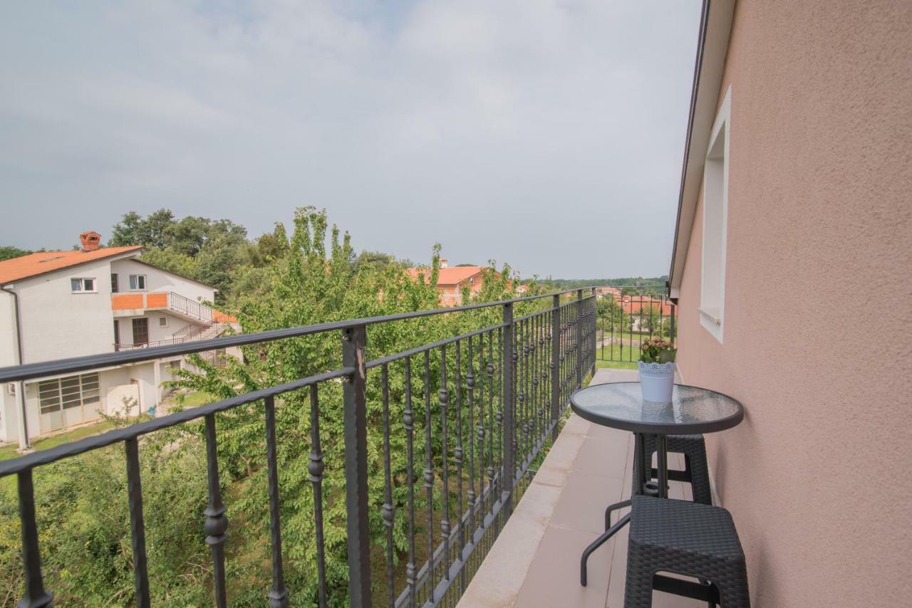 Middle Istra Apartment พาซิน ภายนอก รูปภาพ
