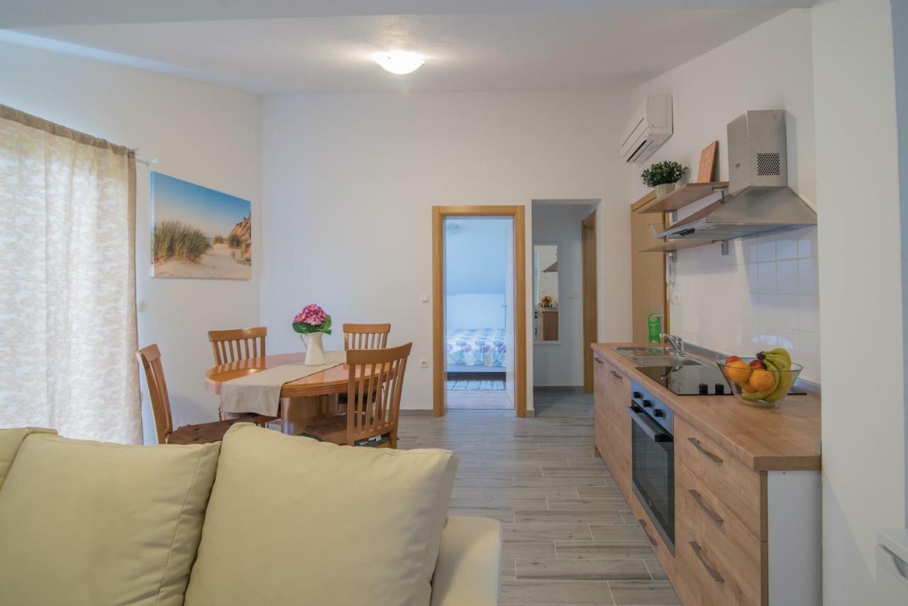 Middle Istra Apartment พาซิน ภายนอก รูปภาพ