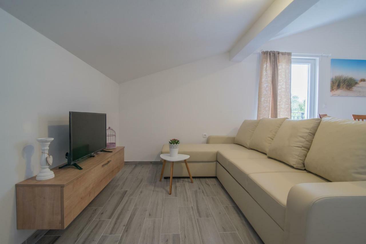 Middle Istra Apartment พาซิน ภายนอก รูปภาพ