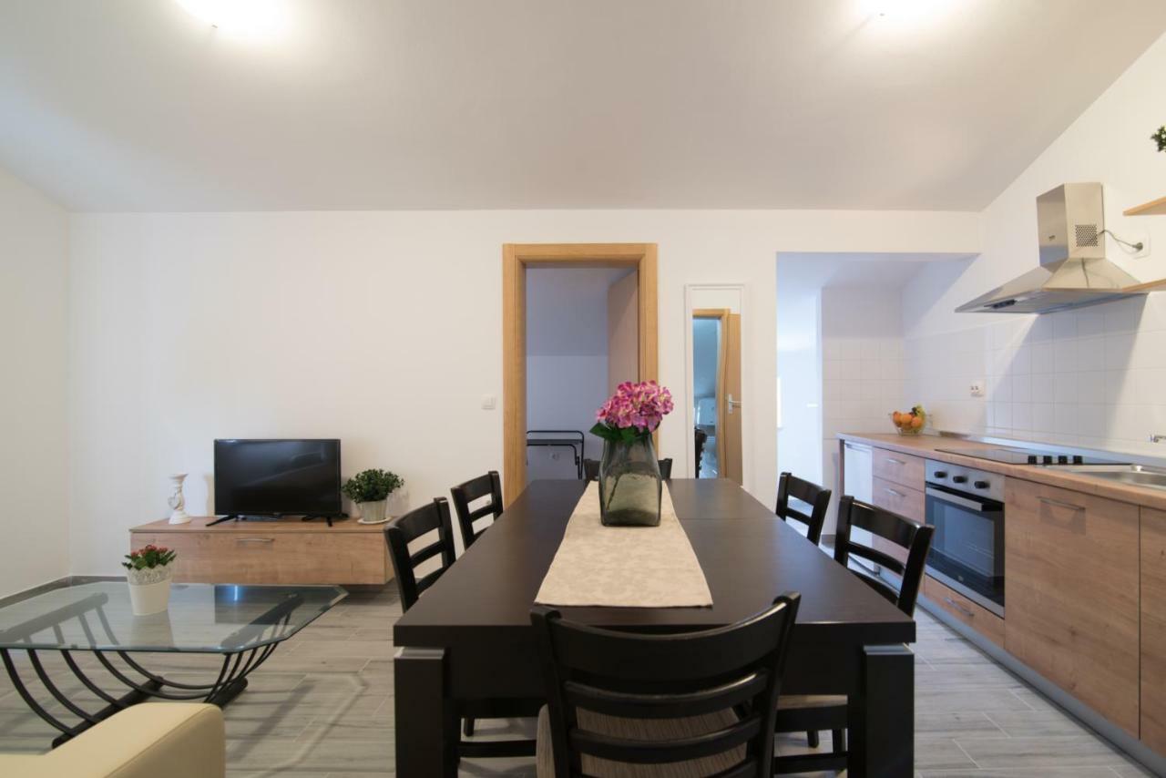 Middle Istra Apartment พาซิน ภายนอก รูปภาพ